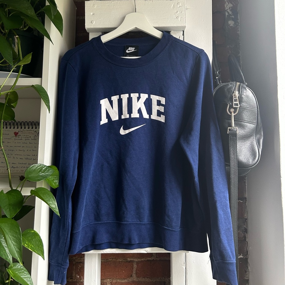 navy blue nike crew neck